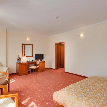Opera Plaza 5*