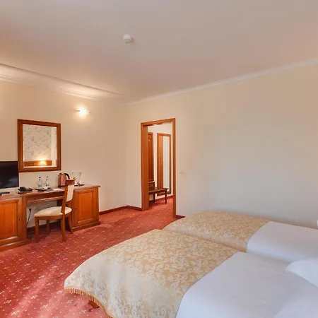 Opera Plaza Hotel 5*